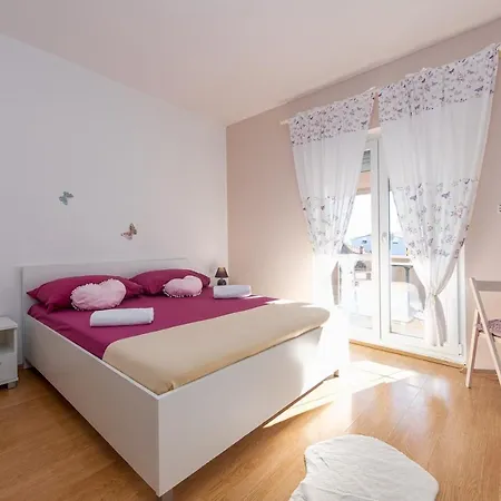 Kiara With Pool Zára