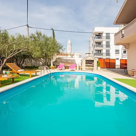 Kiara With Pool Zára