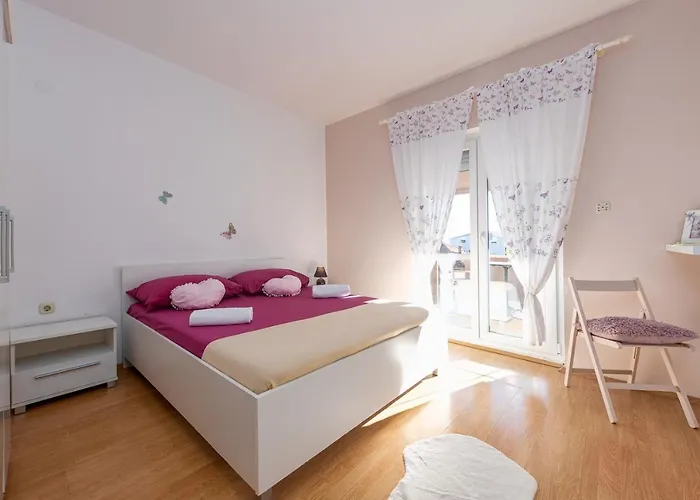 Kiara With Pool זאדאר