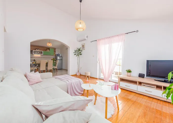 Kiara With Pool דירה