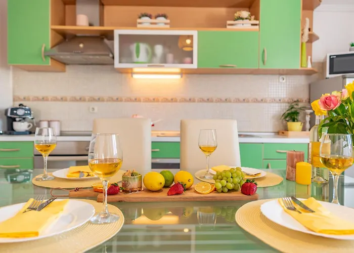 Kiara With Pool זאדאר