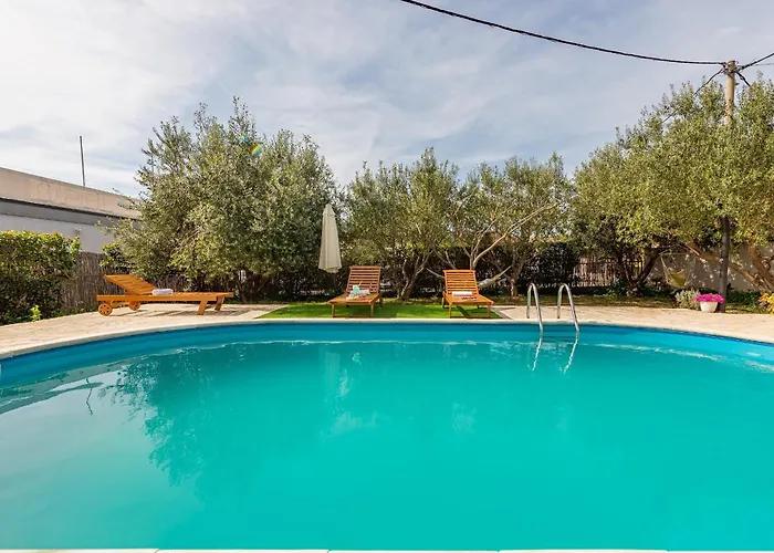 Kiara With Pool דירה