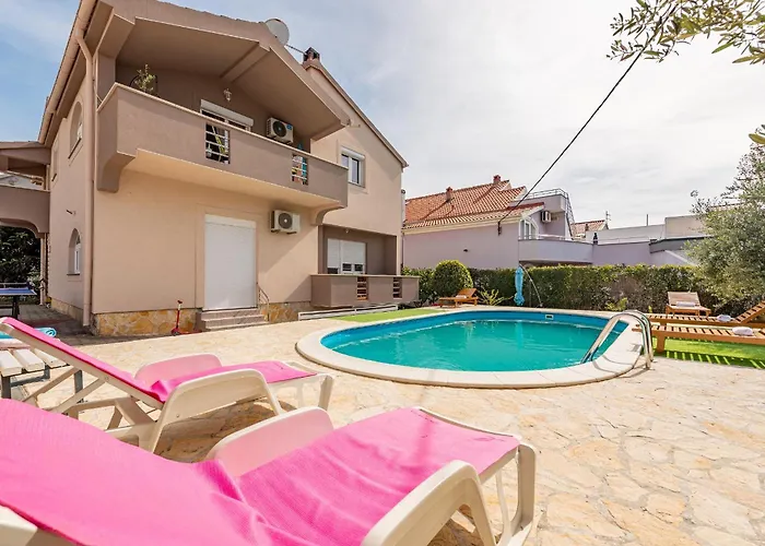 Kiara With Pool זאדאר