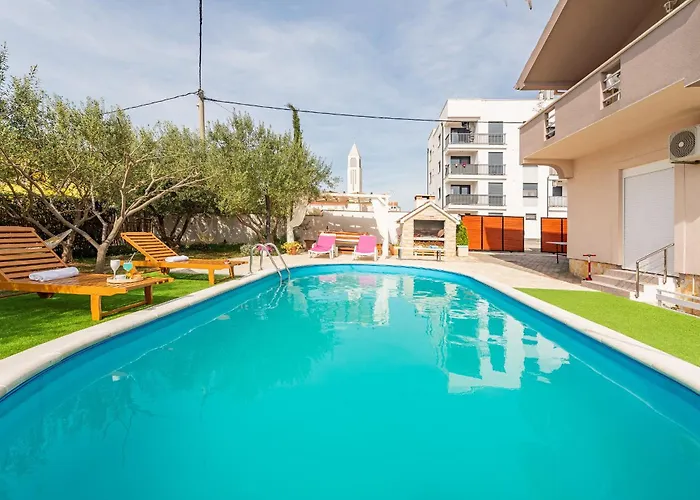 Kiara With Pool זאדאר