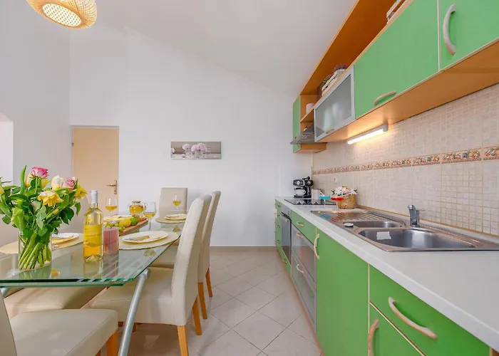 Kiara With Pool * זאדאר