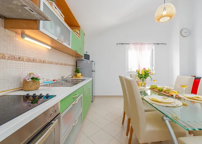 Kiara With Pool זאדאר