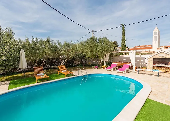 Kiara With Pool זאדאר