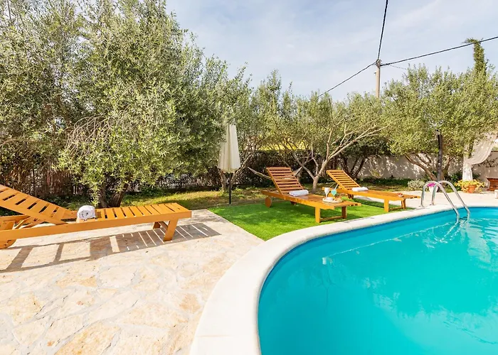 Kiara With Pool * זאדאר