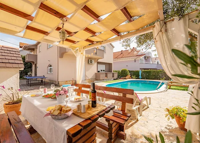 Kiara With Pool זאדאר