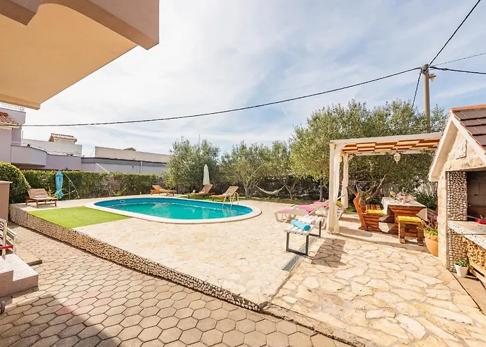 Kiara With Pool דירה *