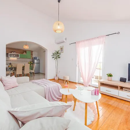 Kiara With Pool Daire