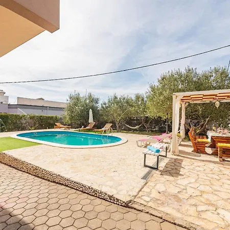 Kiara With Pool Appartement *